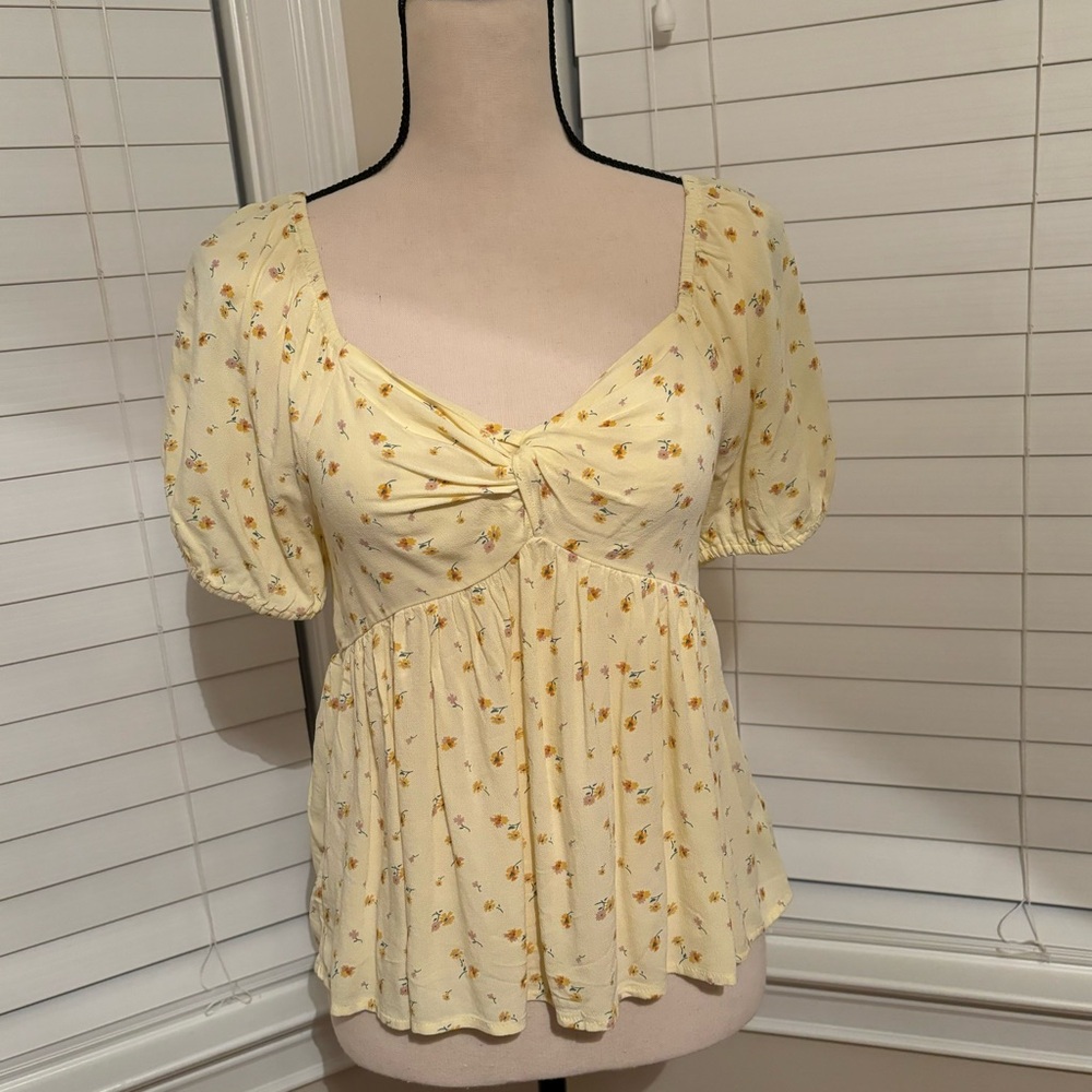 American Eagle Short Sleeve Yellow Floral Top Size Small